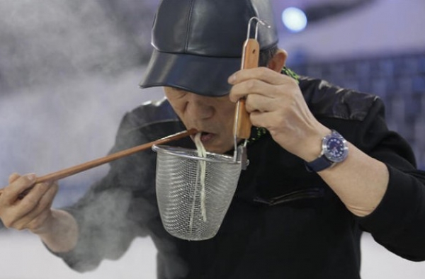 导演下面条功夫！张艺谋亲自下厨做臊子面