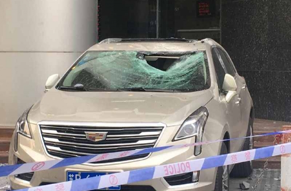 无锡大厦楼上坠落水泥块 一女子被砸死责任谁来承担