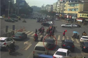 又见女司机！女子驾车停路口27分钟无法启动致交通拥堵