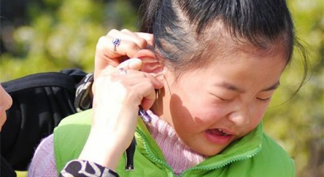 5岁孩子被蟑螂钻进了耳朵 都是因为晚上爱在床上吃零食