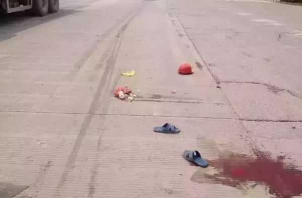 女子骑车遇车祸 头颅被泥头车碾压粉碎当场死亡！