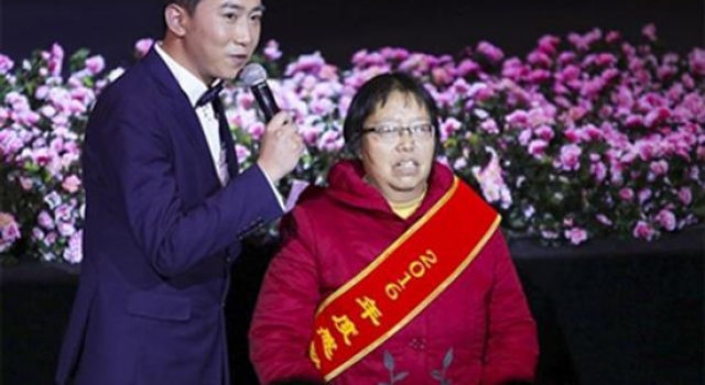 女教师患癌八年化疗30次 三尺讲台成良药 ：舍不得离开