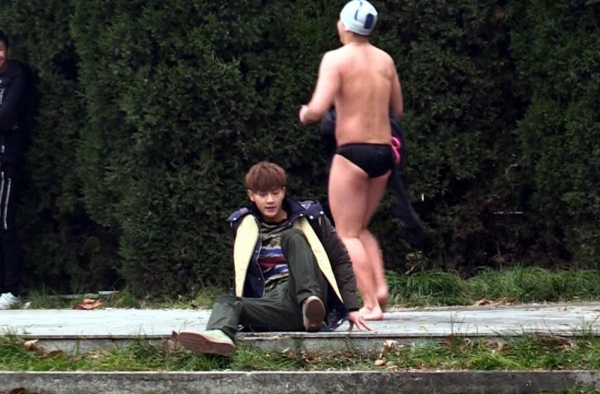 黄子韬身边突显冬泳裸男 剧组安排吓坏黄子韬
