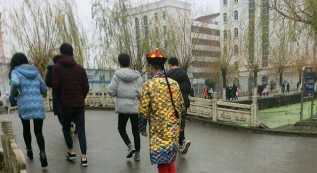 高校老师穿龙袍上课：把学生从手机旁拉回讲台