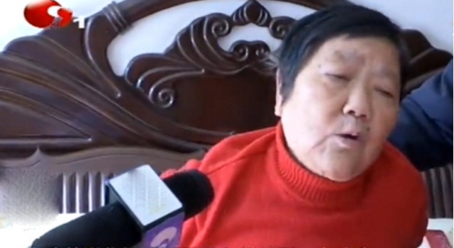 骑车女子撞到老人后 利用善心竟留下假姓名号码离开