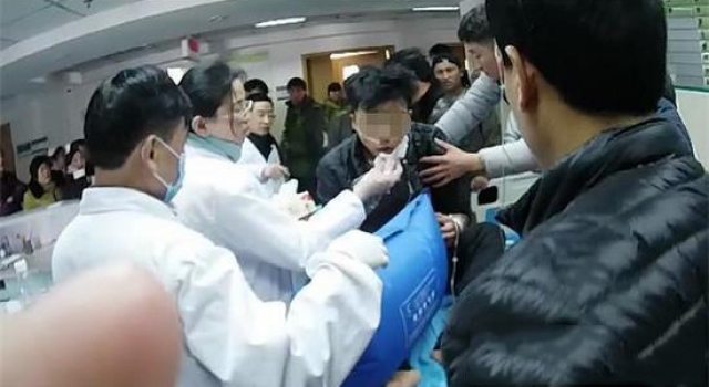 江苏一男生极度自卑厌世在校咬舌自尽 他经历了什么？