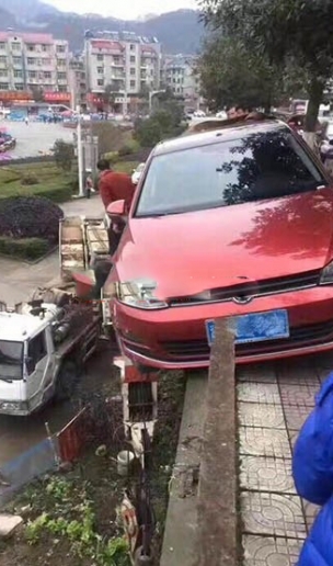 车技不得了！浙江一小车挂5米高墙上半边悬空