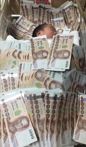 让婴儿盖着40万现金睡 花式炫富引吐槽