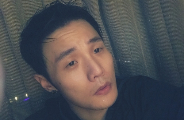 李荣浩自拍证明眼睛大 结果却是惊悚的