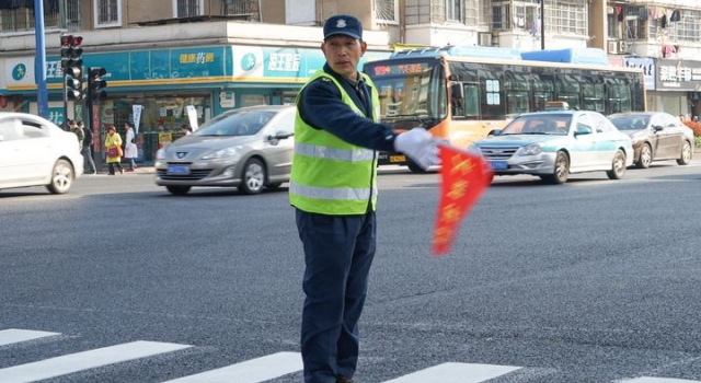 杭州大爷花式指挥交通成网红 手舞足蹈套路多