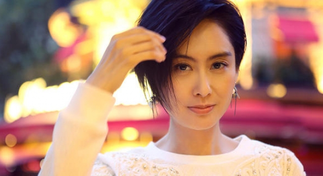 女神朱茵晒自拍 笑容自信不管皱纹深