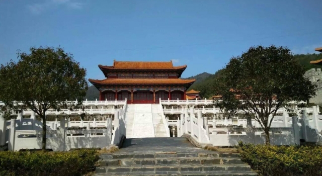 江西一大学校区如皇宫 上学像上朝