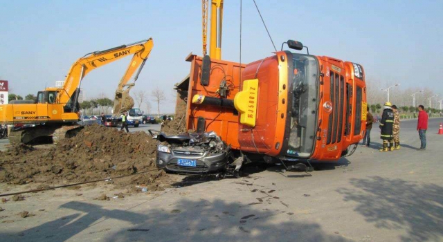 惨剧！常州一渣土车侧翻瞬间压扁轿车 致2人当场死亡