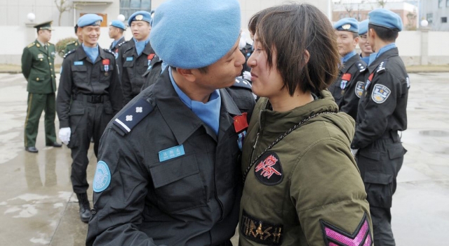 中国维和警察回国 与新婚妻子这一吻足足等了一年