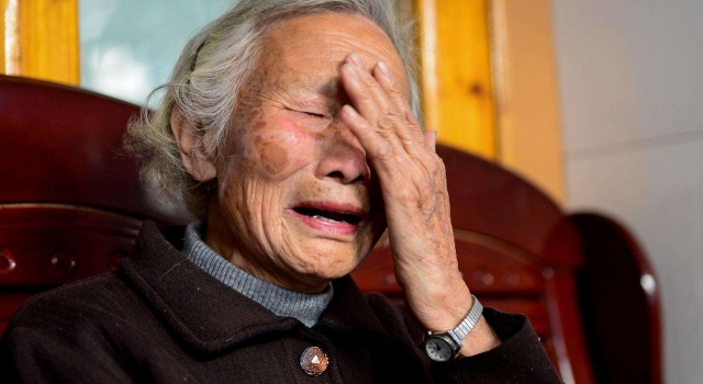93岁老母亲因吃饭掉菜被儿殴打 裹薄被倒地上叫救命