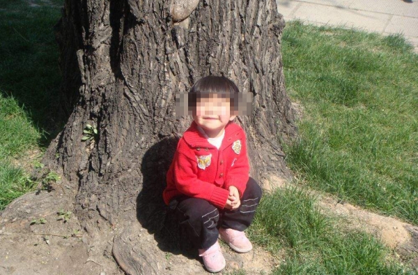 7岁儿子爱盗汗 妈妈专门让儿停课在家20天晒太阳