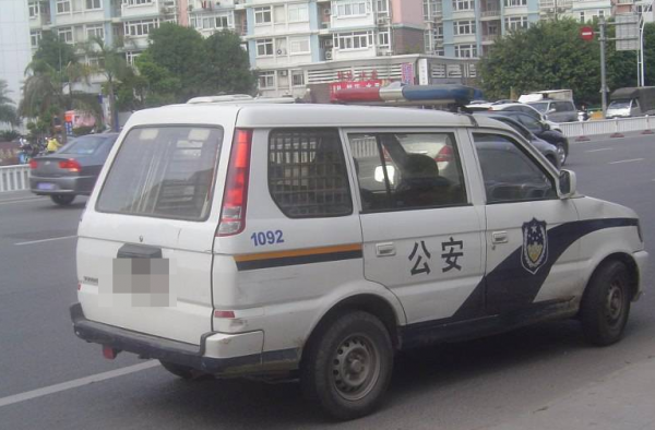 女子无钱打车 称自己路痴求警察送她回家