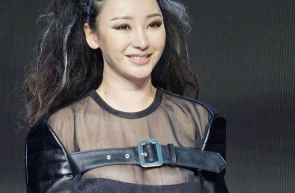 柳岩变身梅超风 网友表示看不懂