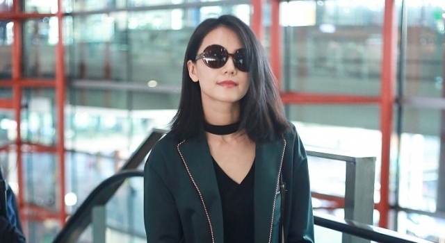 高圆圆女神不高冷！ 现身机场热情回应粉丝签名