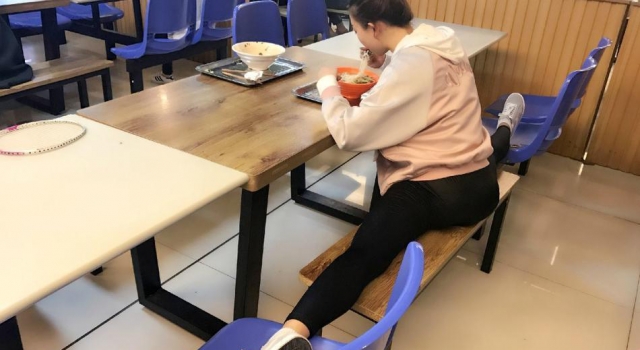 农大美女走红网络 随时随地都在一字马