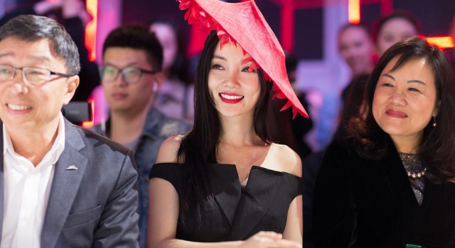 辣妈李小璐黑色礼服 复古范十足