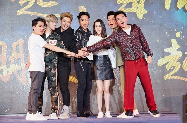 《奔跑吧》邓超毒舌上线 爆料兄弟反被吐槽耳背