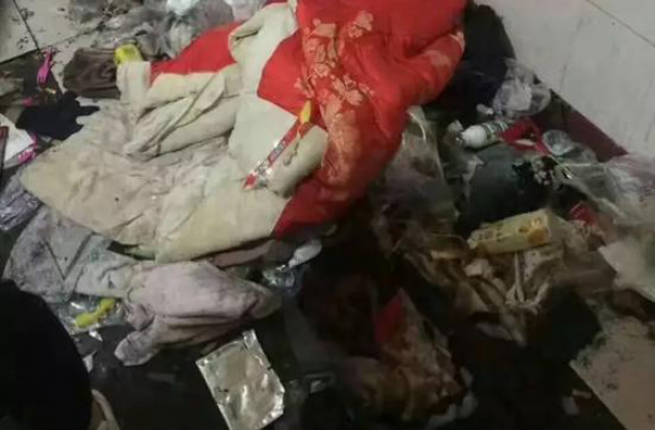 爸妈出走吸毒 2岁男孩在垃圾堆中自生自灭