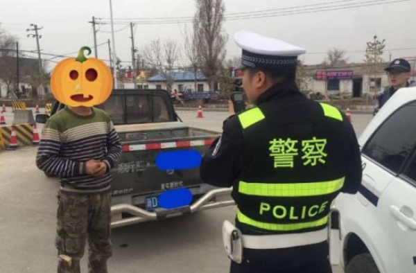 闯红灯自称色盲 男子：分不清红绿灯考不到驾驶证