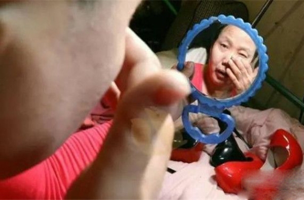 46岁男子每月都来“大姨妈”？探秘男子别样的双性人生