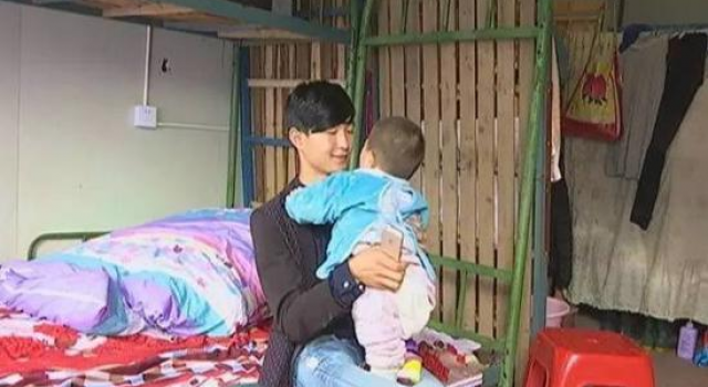 年少无知？ 小伙17岁当爹撞见孩子妈和陌生男同居