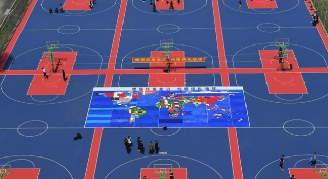 大学生用近30万瓶盖拼出世界地图 低碳环保从我做起
