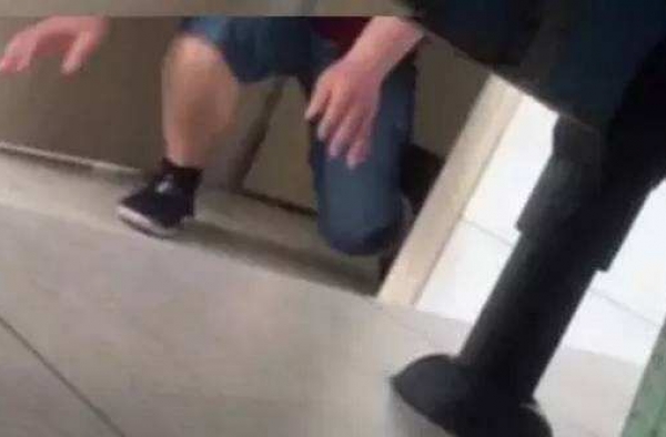 妻子临盆在即 丈夫却在医院女厕所偷窥被抓