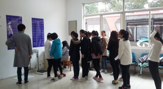 女生称体检遭猥亵 揉搓胸部是检查需要？