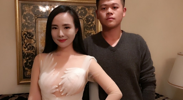 干露露身着性感薄纱裙出席活动 保安小哥一直盯着她看