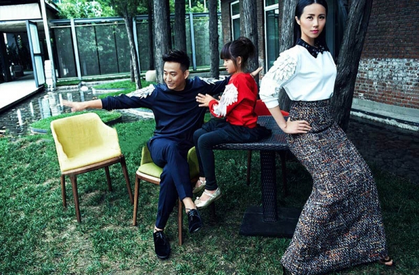 孙莉亲子写真现幸福时光 黄磊多多搞怪出镜