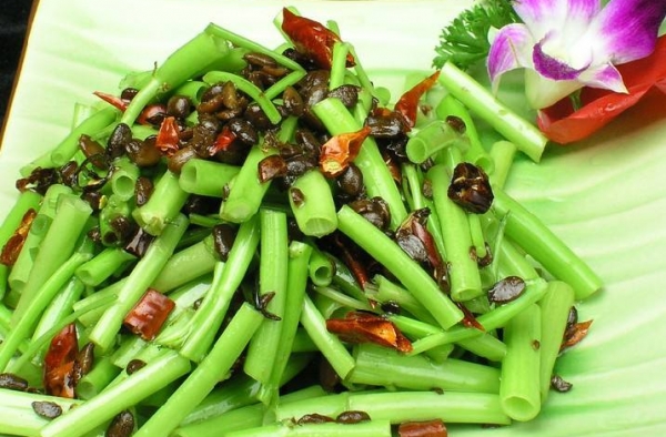 农村阿姨炒的这道菜只用了菜杆 资深吃货表示没吃过