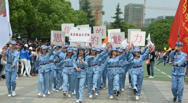 浙大举行120周年校庆 学生扮“红军”装引注目