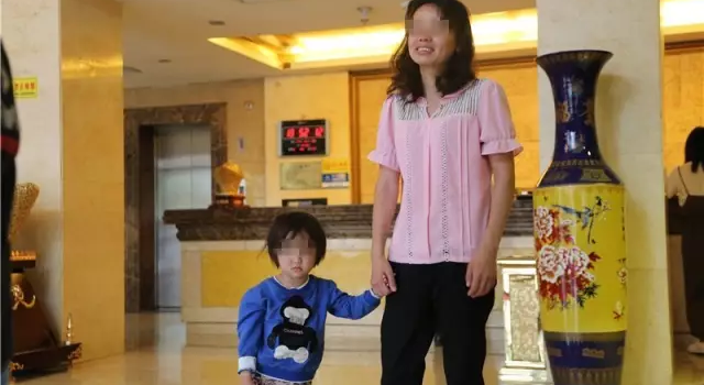 女子当众脚踩女童事件后续 这样的真相让人落泪……