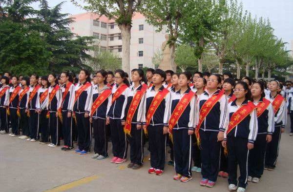 小学生听国歌自发行注目礼 00后的爱国方式