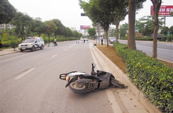 女子一心搭顺风车 翻车受伤后向骑车人索赔