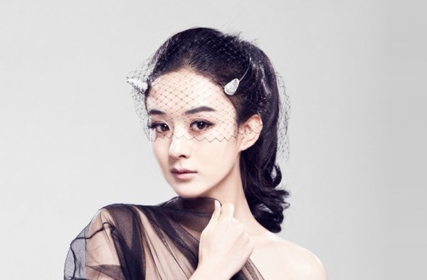 赵丽颖剪短发判若两人 美出新高度