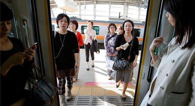 深圳地铁试行女性车厢 这算对男性的歧视？