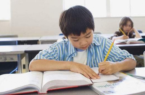 东莞老师惩罚未完成作业学生互吐口水 学校将处理