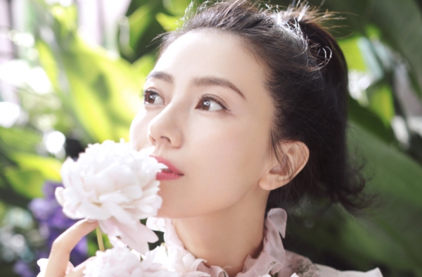 美炸了!高圆圆演绎花房姑娘与时尚美娇娘 简直超模范儿