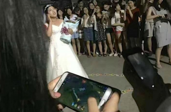 高校女生穿婚纱求婚 爱真的需要勇气