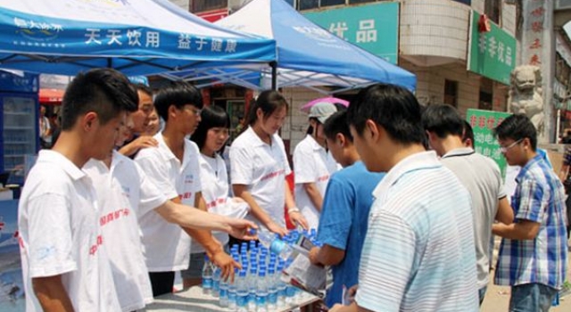 高考期间城管被开除 解释：为环卫工要了一瓶矿泉水