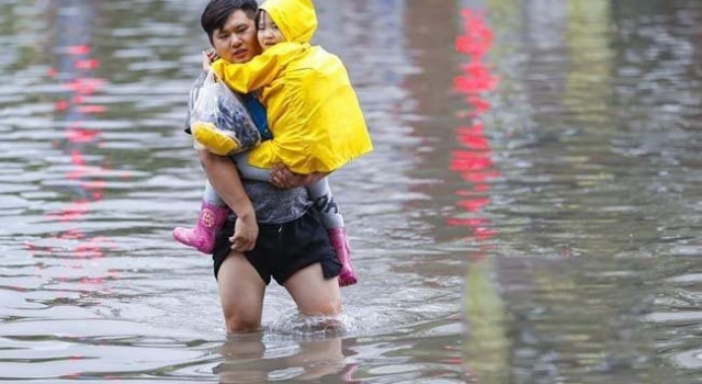 爸爸在暴雨中为孩子挡雨 爸爸是你永远的伞