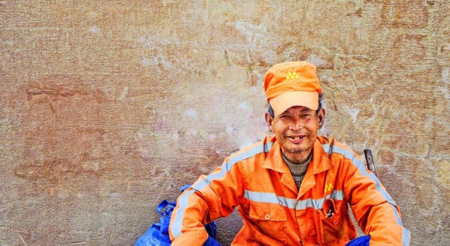男子当众侮辱环卫工 中国式环卫工人何时能被尊重？