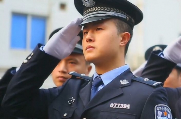 警察欺骗轻生女子获点赞！“出切哥”空手夺白刃走红