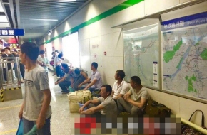 他们在地铁站蹲等2小时 全社会都应正视农民工